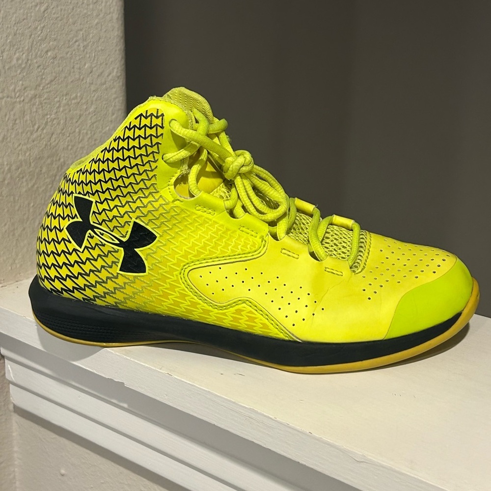 Under Armour Youth Size 5Y US  1251664-731 Clutch fit Lightning Basketball - Picture 2 of 9